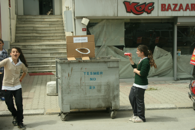 Bilinçli Gençler Derneği - Türkiye Bilinçli Gençlik Projesi - "TEMİZLİĞE DAVET" - Kadıköy Kaptan Hasanpaşa İlköğretim Okulu - İSTANBUL