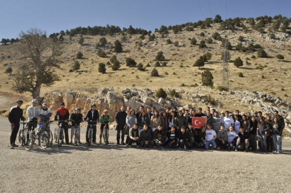 Bilinçli Gençler Derneği - Türkiye Bilinçli Gençlik Projesi - "29 EKİM CUMHURİYET BAYRAMI'NDA HATIRA ORMANI ÇALIŞMASI" - SDÜ Bilinçli Gençler Topluluğu - ISPARTA