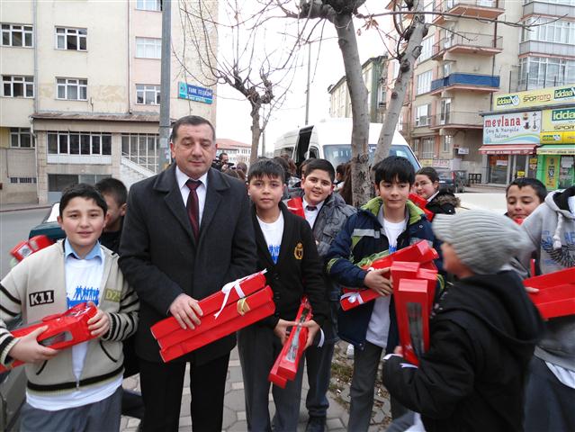 Bilinçli Gençler Derneği - Türkiye Bilinçli Gençlik Projesi - "DÜNYANIN BÜTÜN ÇİÇEKLERİ ÖĞRETMENİME" - Cumhuriyet İlköğretim Okulu - SİVAS