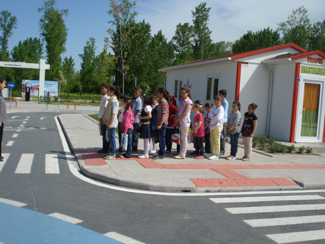 Bilinçli Gençler Derneği - Türkiye Bilinçli Gençlik Projesi - "ONLAR BİZİM KARDEŞİMİZ" - Sapanca Anadolu Lisesi - SAKARYA