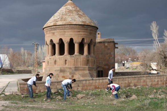 Bilinçli Gençler Derneği - Türkiye Bilinçli Gençlik Projesi - "TARİHİ ESERLERİN ÇEVRE TEMİZLİĞİ PROJESİ" - Bitlis Eren Üniversitesi - BİTLİS