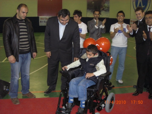 Bilinçli Gençler Derneği - Türkiye Bilinçli Gençlik Projesi - "ENGELLİLERE TEKERLEKLİ SANDALYE YARDIMI" - Kafkas Üniversitesi - KARS