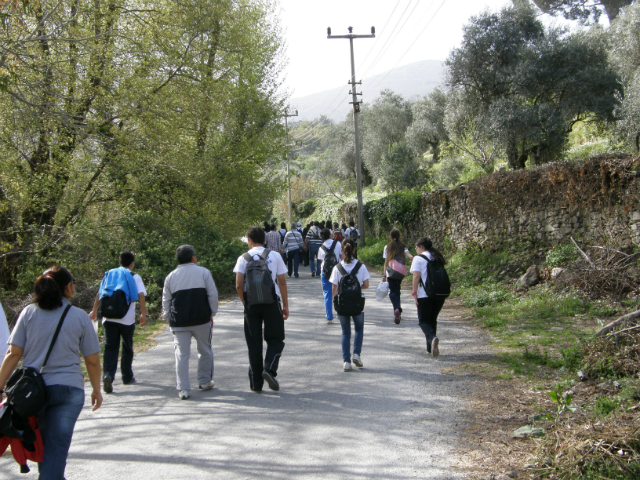 Bilinçli Gençler Derneği - Türkiye Bilinçli Gençlik Projesi - "SIRTIMDA KİTAPLAR KÖY YOLUNDAYIM" - Kutsan Anadolu Lisesi - İZMİR