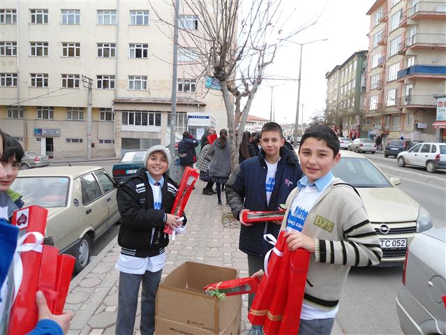 Bilinçli Gençler Derneği - Türkiye Bilinçli Gençlik Projesi - "DÜNYANIN BÜTÜN ÇİÇEKLERİ ÖĞRETMENİME" - Cumhuriyet İlköğretim Okulu - SİVAS