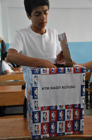 Bilinçli Gençler Derneği - Türkiye Bilinçli Gençlik Projesi - "ATIK KAĞIT KUTUSU" - Hacı Hatice Bayraktar Lisesi - İSTANBUL