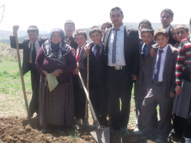 Bilinçli Gençler Derneği - Türkiye Bilinçli Gençlik Projesi - "BAHÇEDE ÇİFTÇİYE YARDIM" - Bayat Yoncalı İlköğretim Okulu - ÇORUM