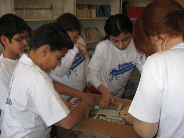Bilinçli Gençler Derneği - Türkiye Bilinçli Gençlik Projesi - "BİR ÇOCUK İÇİN KİTAP DEMEK, HAYAT DEMEKTİR" - E.B.Atatürk İlköğretim Okulu - İZMİR