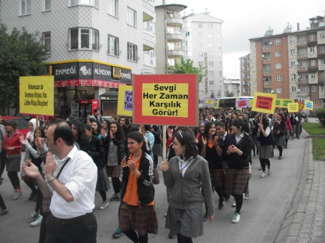 Bilinçli Gençler Derneği - Türkiye Bilinçli Gençlik Projesi - "HUZURLU BİR TOPLUM İÇİN EL ELE" - Sivas Lisesi - SİVAS