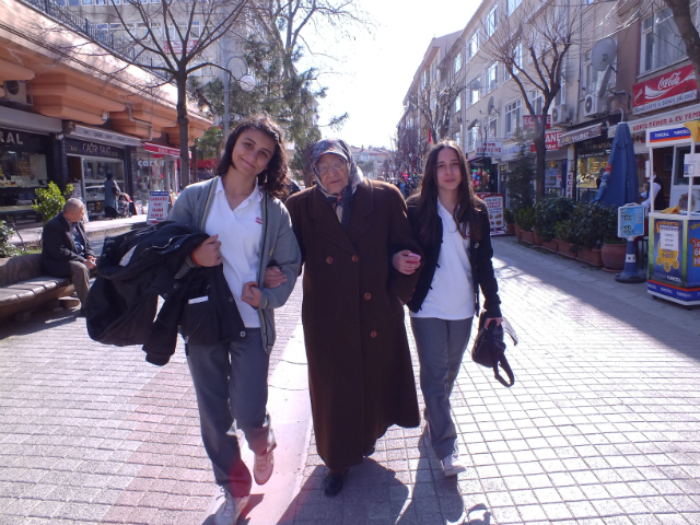 Bilinçli Gençler Derneği - Türkiye Bilinçli Gençlik Projesi - "YAŞLILARIMIZIN HAYATINDA GÜNEŞ RENGİ YAPRAKLAR" - Bizimkent İlköğretim Okulu - İSTANBUL