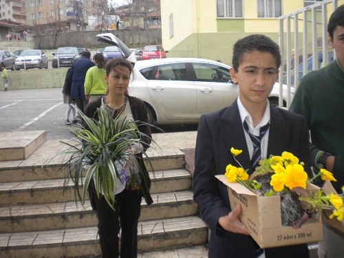 Bilinçli Gençler Derneği - Türkiye Bilinçli Gençlik Projesi - "OKULUMUZU YEŞİLLENDİRİYORUZ SINIFLARIMIZI ÇİÇEKLENDİRİYORUZ" - Anadolu İlkokulu - ANKARA