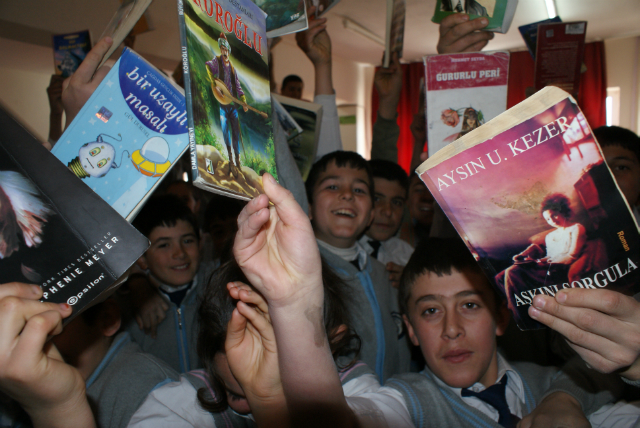 Bilinçli Gençler Derneği - Türkiye Bilinçli Gençlik Projesi - "KİTAP TAKASI" - Cumhuriyet İlköğretim Okulu - MANİSA