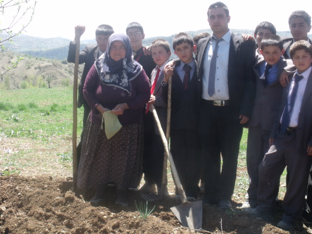 Bilinçli Gençler Derneği - Türkiye Bilinçli Gençlik Projesi - "BAHÇEDE ÇİFTÇİYE YARDIM" - Bayat Yoncalı İlköğretim Okulu - ÇORUM